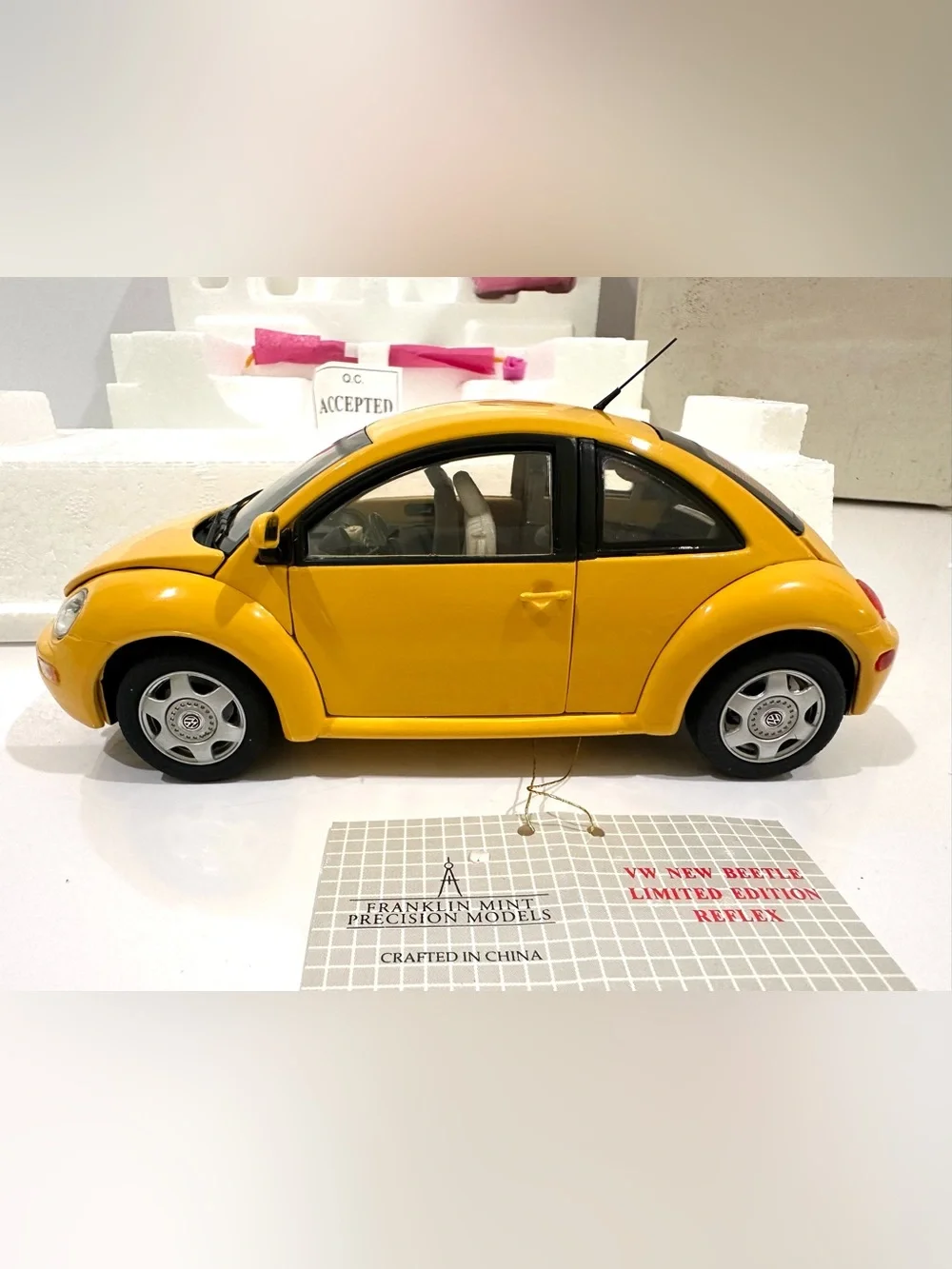 NIB Franklin Mint 2000 Limited Edition Volkswagen New Y2K Beetle Yellow 1:24